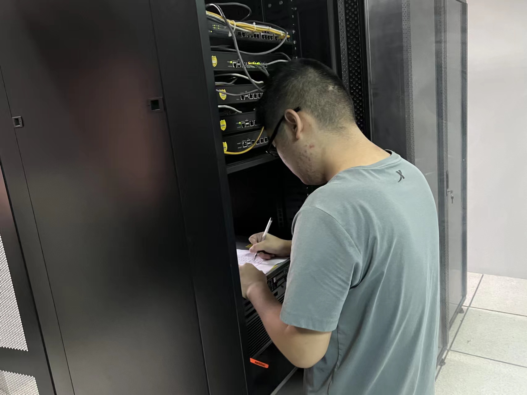 启明星辰推出AI安全治理与态势管理一体化解决方案：以四大中枢构建智能防御体系(图1)